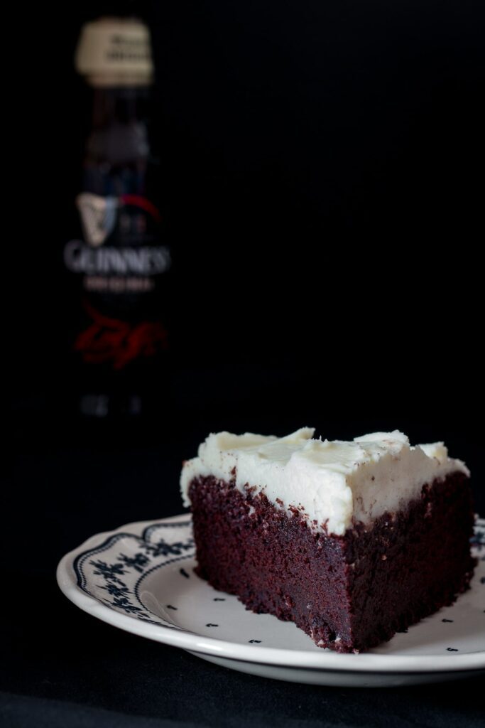 Guinness Cake fetta di torta con bottiglia birra Guinness