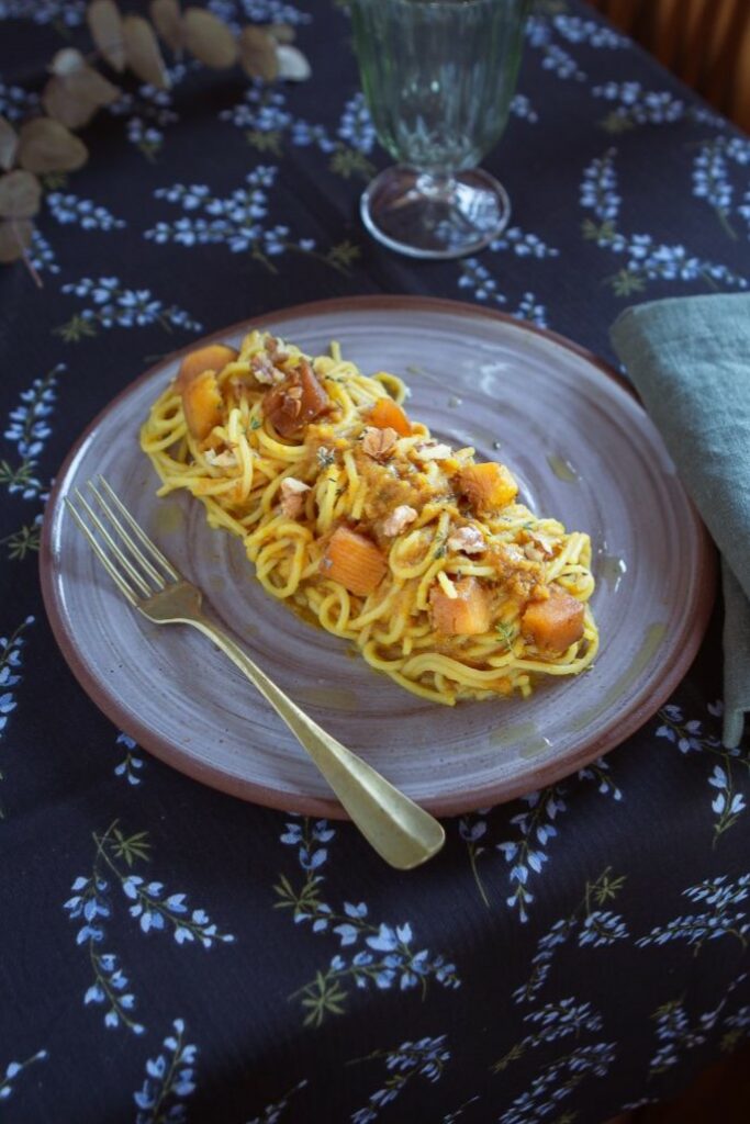 PIATTO DI SPAGHETTI CON CREMA DI ZUCCA, ZENZERO E NOCI