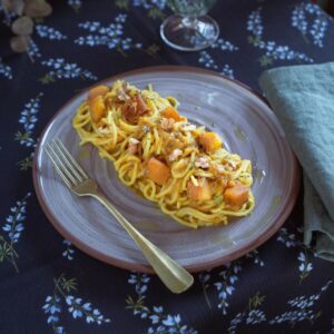 SPAGHETTI CON CREMA DI ZUCCA, ZENZERO E NOCI FOTO QUADRATA