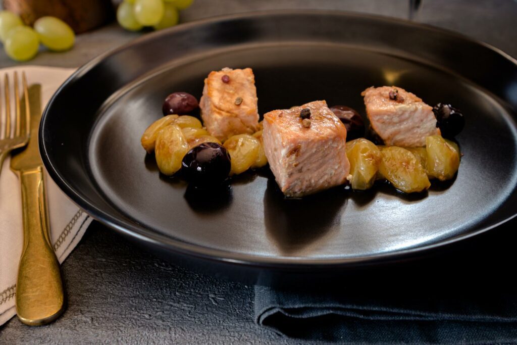 PIATTO DI SALMONE CON UVA CARAMELLATA