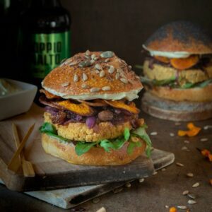 BURGER DI CECI CON CIPOLLA CARAMELLATA foto quadrata