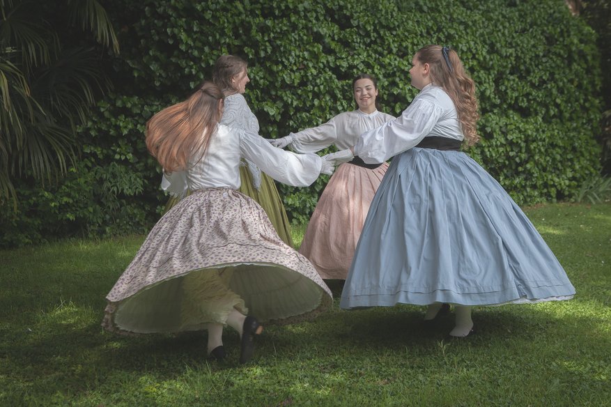 PICCOLE DONNE BALLANO IN GIARDINO