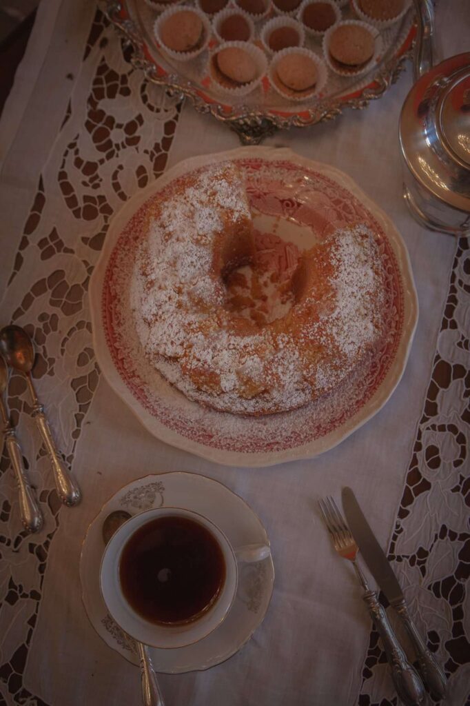 TORTA DI CAROTE E TAZZA DI CAFFE'